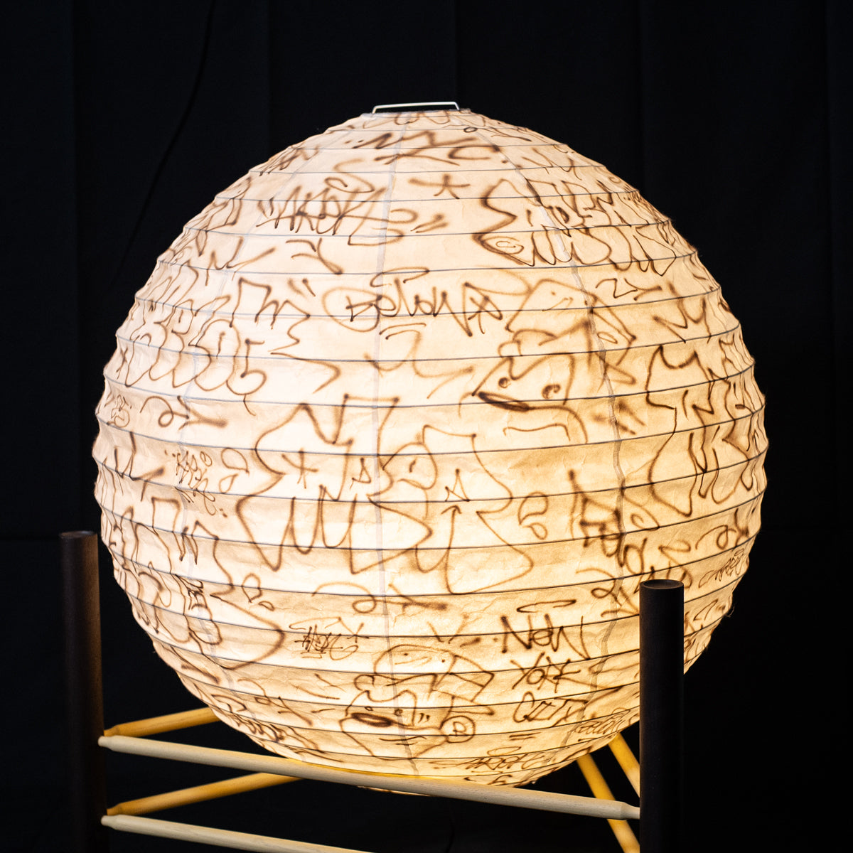 Lampadaire HASHIRAMA – Édition VANDALISÉE