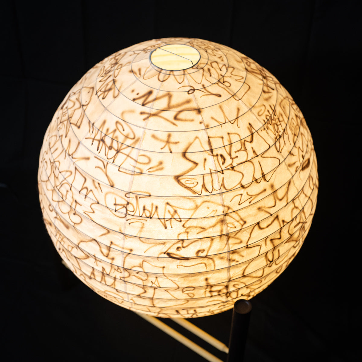 Lampadaire HASHIRAMA – Édition VANDALISÉE