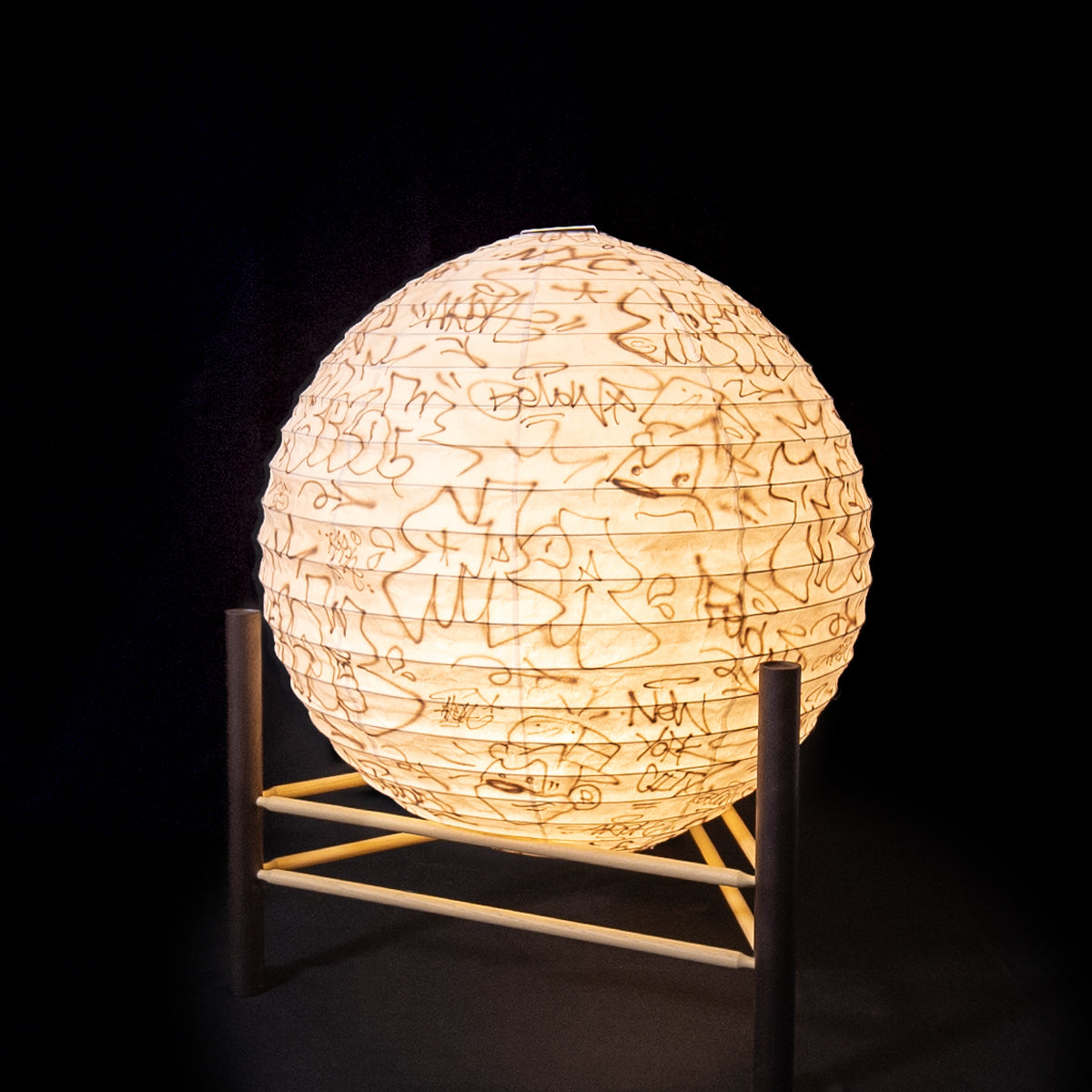 Lampadaire HASHIRAMA – Édition VANDALISÉE