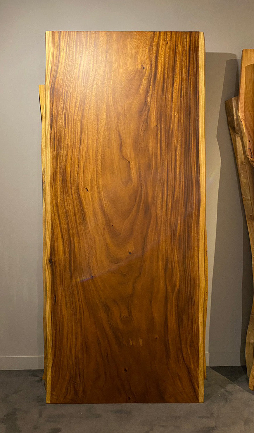 Live Edge Slab – Albizia saman, arbre de pluie (No.52)